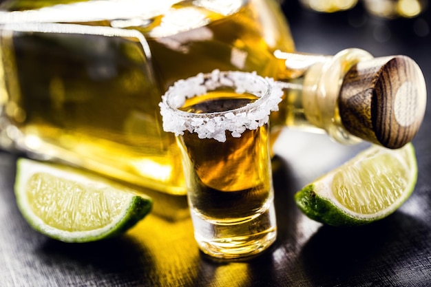 Close-up di birra in bicchiere su tavola