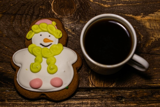 Close-up di biscotti con caffè nero sul tavolo