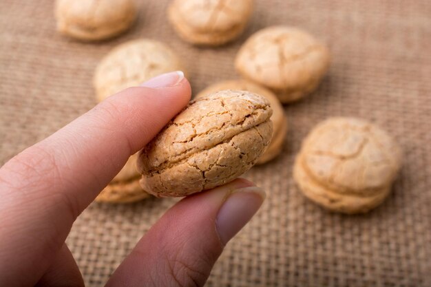 Close-up di biscotti in mano