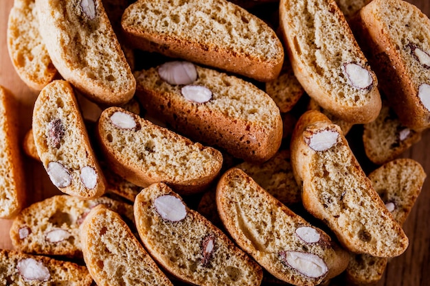 Close-up di biscotti italiani di mandorle cantuccini appena cotti