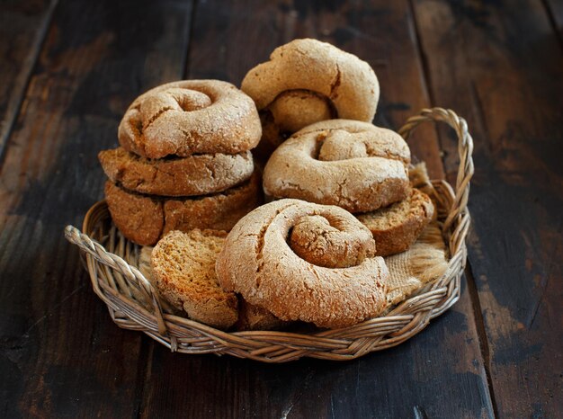 Close-up di biscotti nel cesto sul tavolo