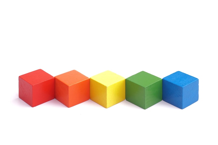 Foto close-up di blocchi di giocattoli multicolori su sfondo bianco