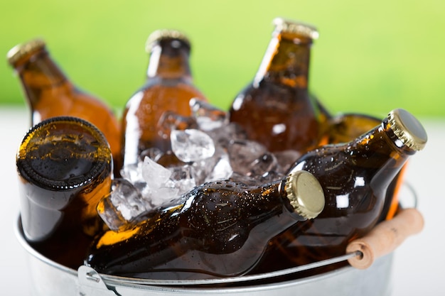 Close-up di bottiglie di birra in secchio