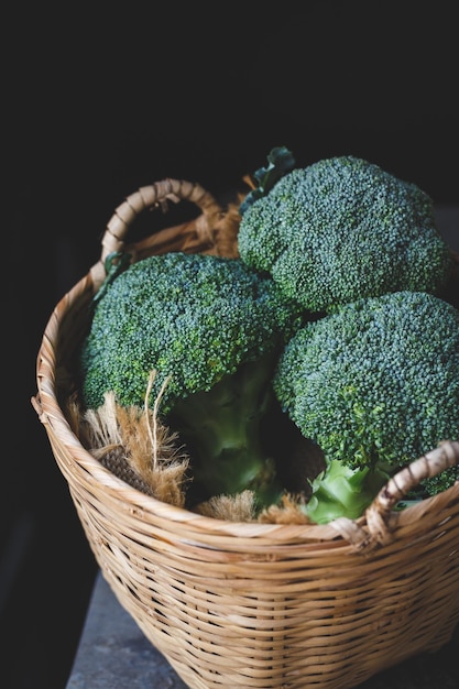 Close-up di broccoli in cesto su sfondo nero