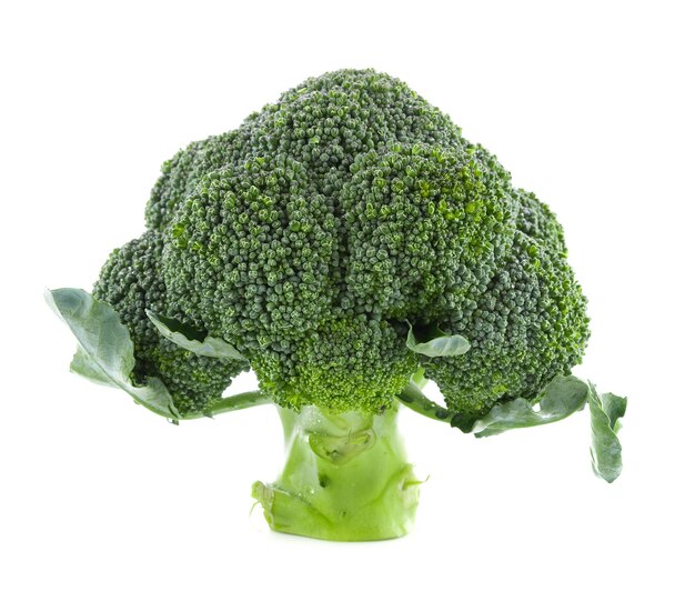 Close-up di broccoli su sfondo bianco