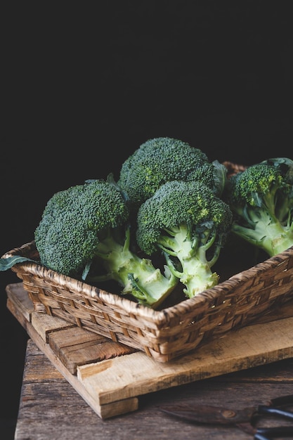 Close-up di broccoli su un tavolo di legno su uno sfondo nero