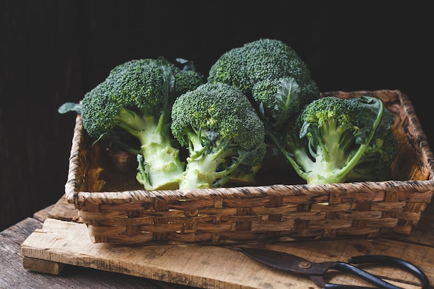 Close-up di broccoli su un tavolo di legno su uno sfondo nero