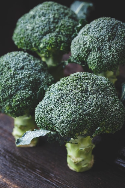 Close-up di broccoli su un tavolo di legno