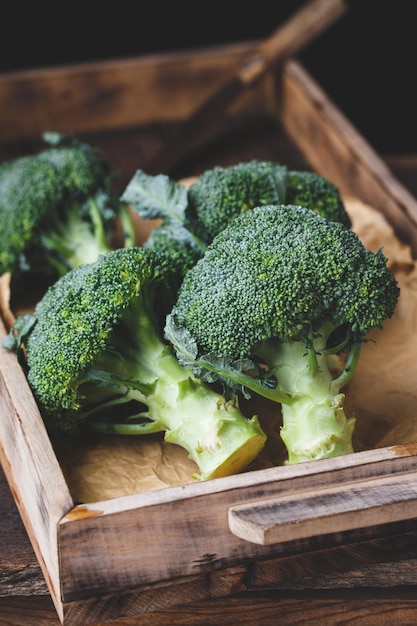 Close-up di broccoli su un tavolo di legno