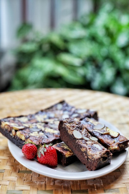 Close-up di brownies e frutta serviti