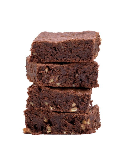 Close-up di brownies impilati su uno sfondo bianco