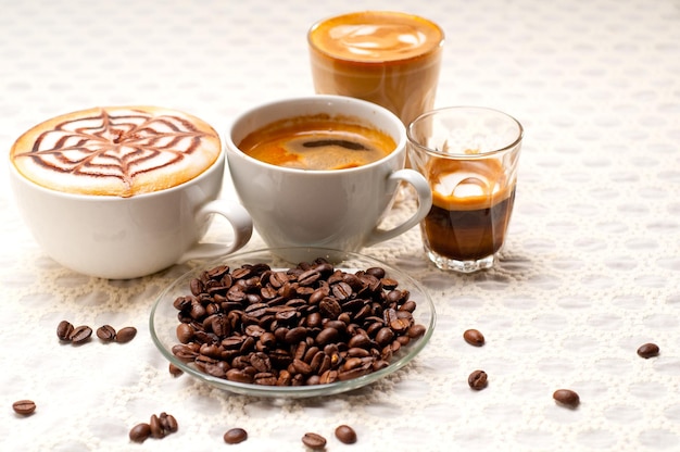 Close-up di caffè con fagioli sul tavolo
