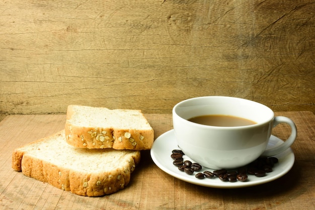 Close-up di caffè e pane sul tavolo