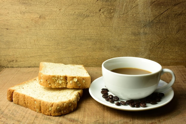 Close-up di caffè e pane sul tavolo