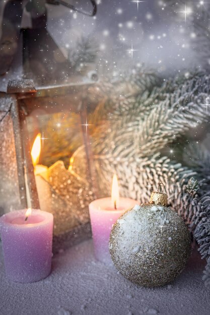 Close-up di candele illuminate su vetro