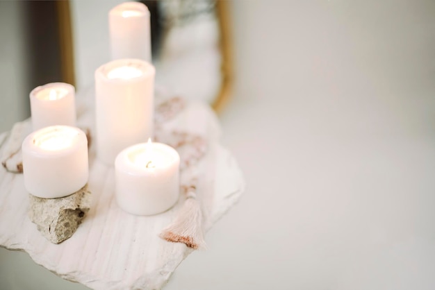 Close-up di candele per il tè sul tavolo