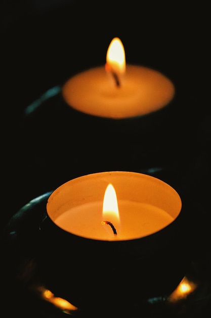 Close-up di candele per la luce del tè in camera oscura