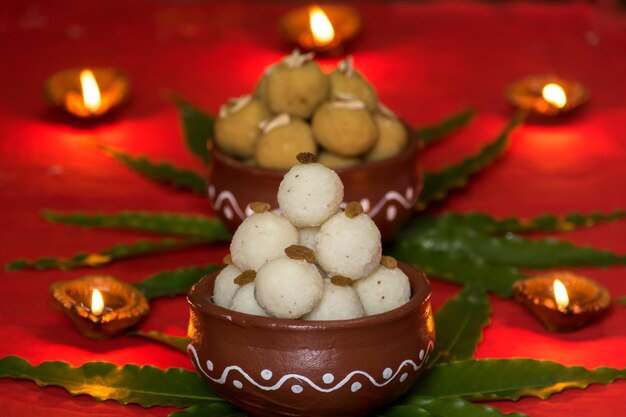 Close-up di candele su dolci offerti a dio