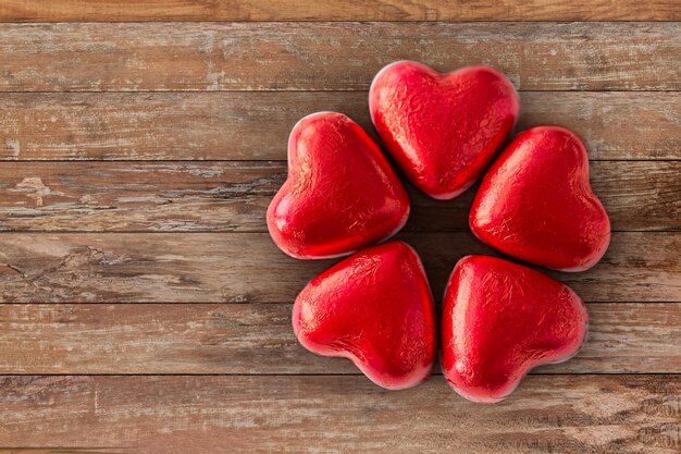 close up di caramelle di cioccolato a forma di cuore rosso