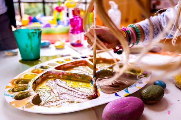 Close-up di caramelle multicolori in piatto su tavola