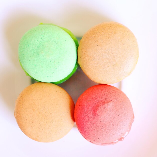 Close-up di caramelle multicolori su sfondo bianco