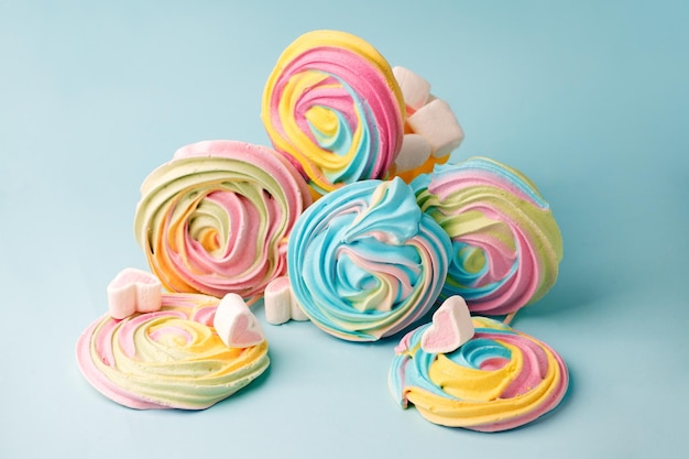 Close-up di caramelle multicolori su sfondo grigio