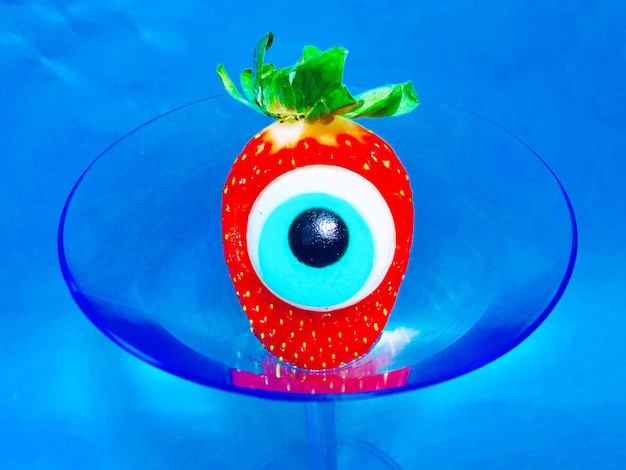 Close-up di caramelle multicolori sullo sfondo blu