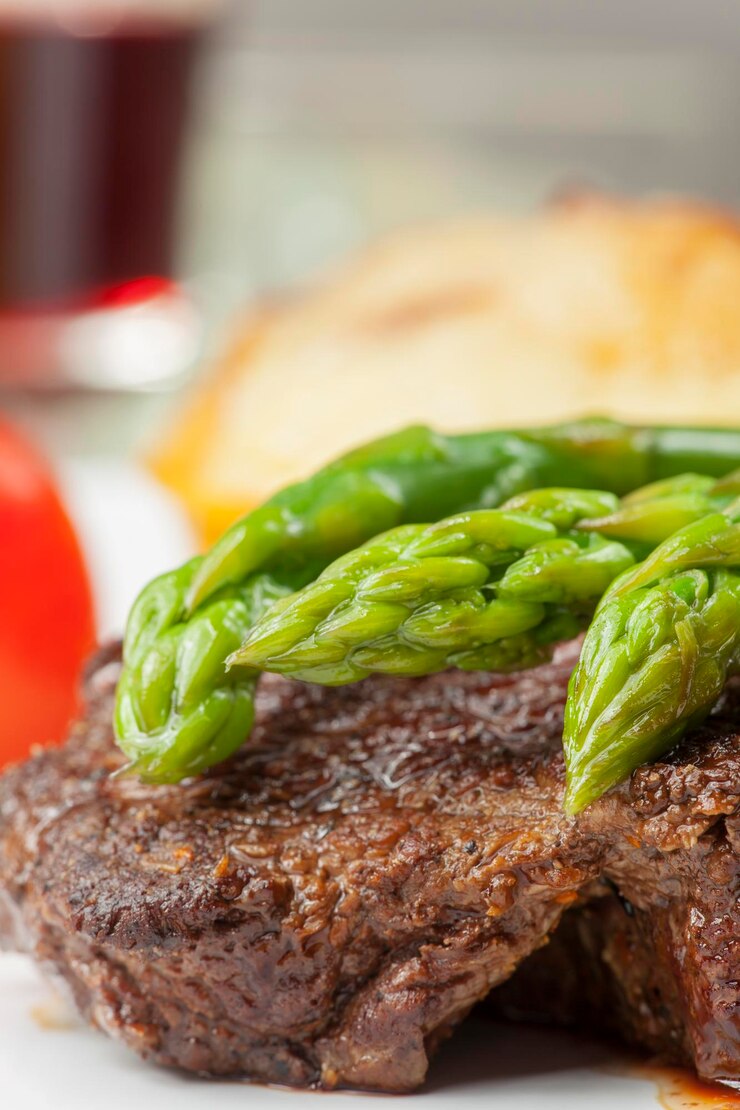 Foto close-up di carne con asparagi in piatto