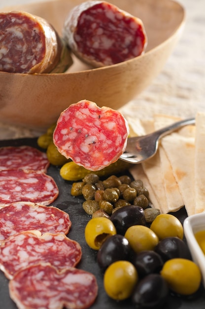 Close-up di carne con olive e pane servito a tavola