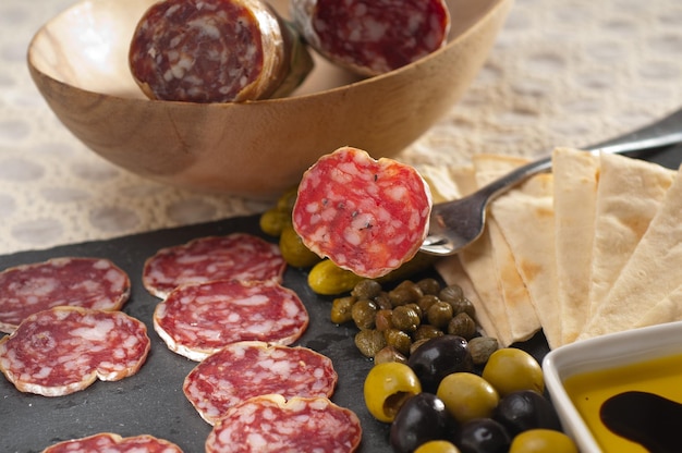 Close-up di carne con olive e pane servito a tavola