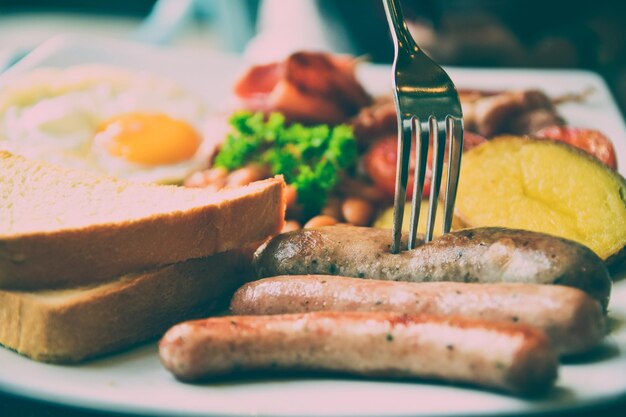 Close-up di carne e pane sul piatto