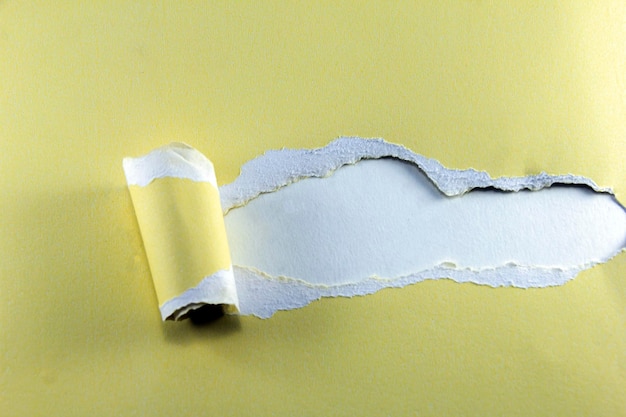 Close-up di carta rotta su sfondo giallo