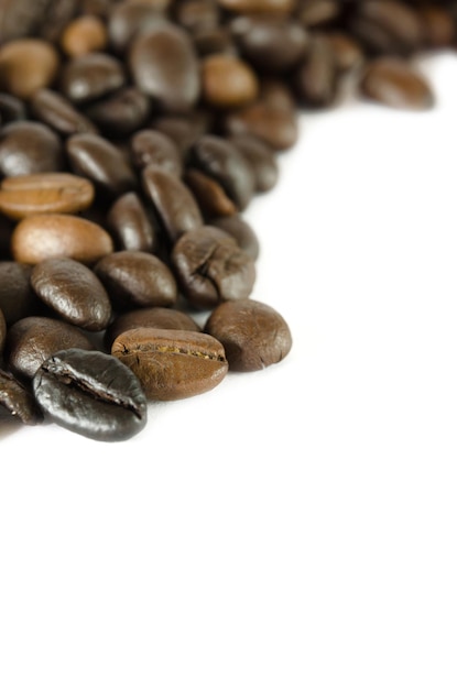 Close-up di chicchi di caffè su uno sfondo bianco