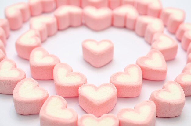 Close-up di cibo dolce a forma di cuore disposto su uno sfondo bianco