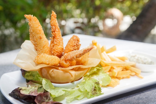 Close-up di cibo fritto servito in vassoio su tavola