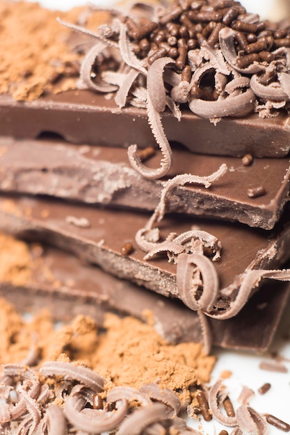 Close-up di cioccolato su sfondo bianco