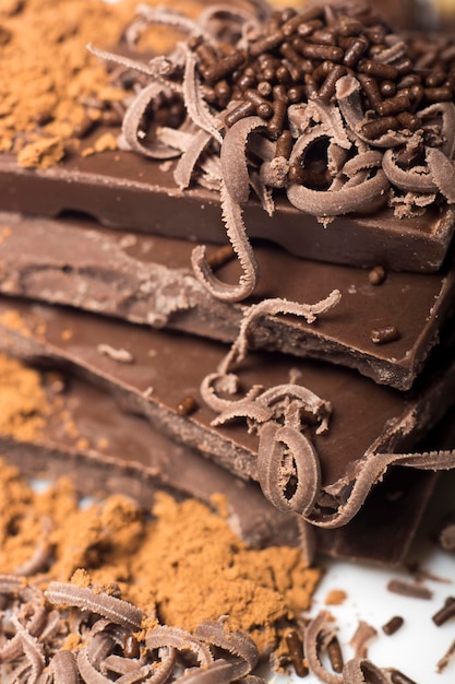 Close-up di cioccolato su sfondo bianco