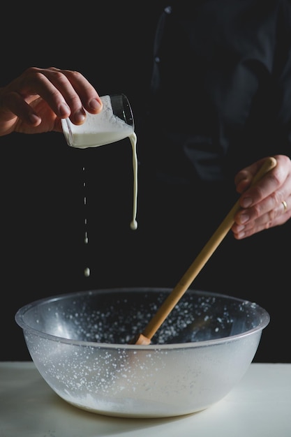 Close-up di cuochi che mescolano gli ingredienti