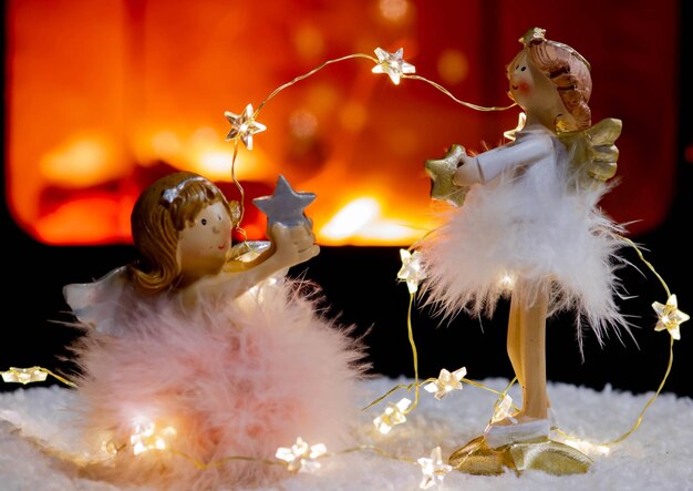 Close-up di decorazione natalizia angeli e camino