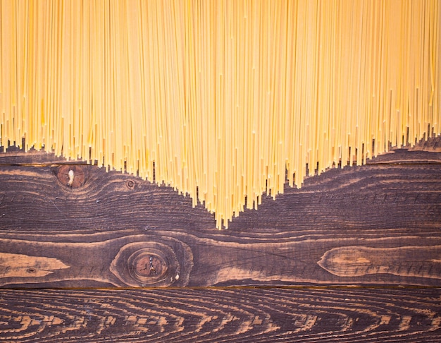 Close-up di decorazione pasta italiana. Su uno sfondo di legno