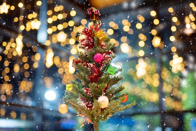 Close-up di decorazioni natalizie. Palle rosse e oro su un albero di Natale.