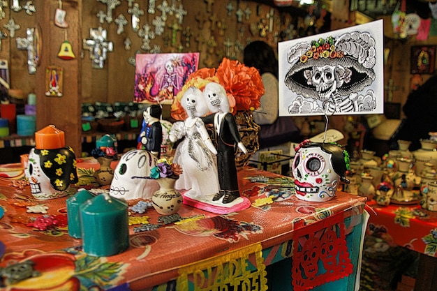 Close-up di decorazioni su tavolo per la vendita al mercato