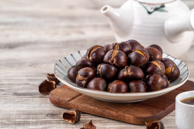 Close up di deliziose castagne arrostite tagliate