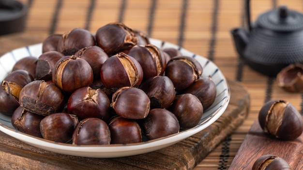 Close up di deliziose castagne arrostite tagliate