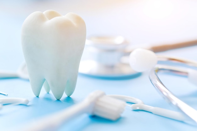 Close-up di denti artificiali e stetoscopio su tavolo