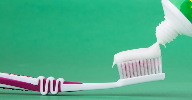 Close-up di dentifricio su uno spazzolino da denti sopra il tavolo