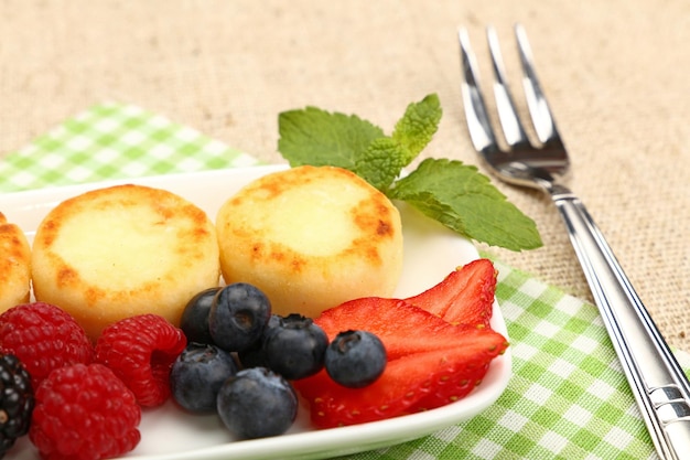 Close-up di dessert e frutta in piatto