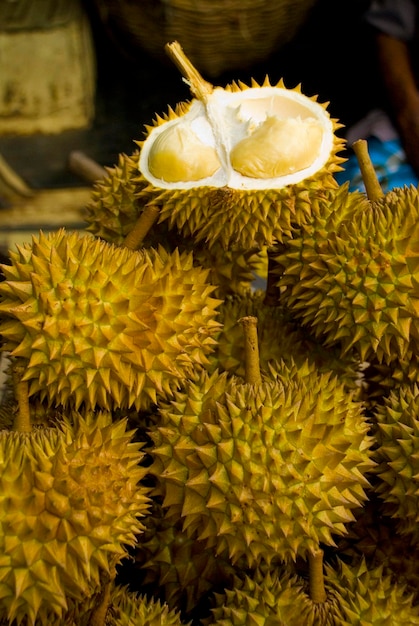 Close-up di durian in vendita al mercato.
