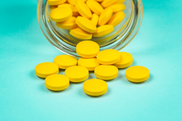 Close-up di farmaci arancione su uno sfondo colorato