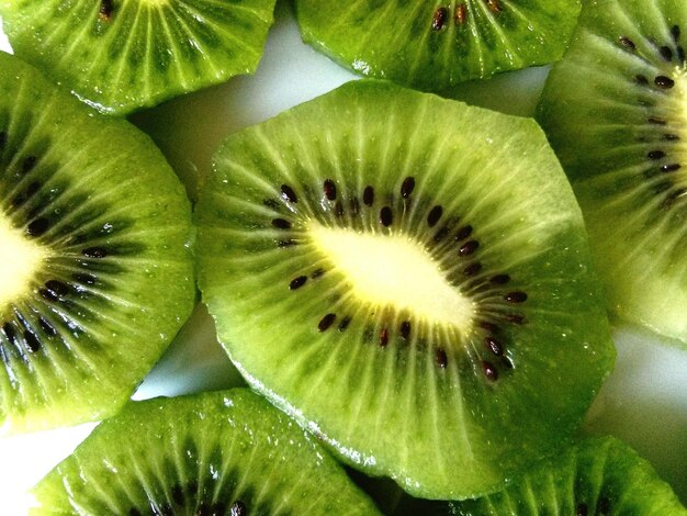 Close-up di fette di kiwi su tavola